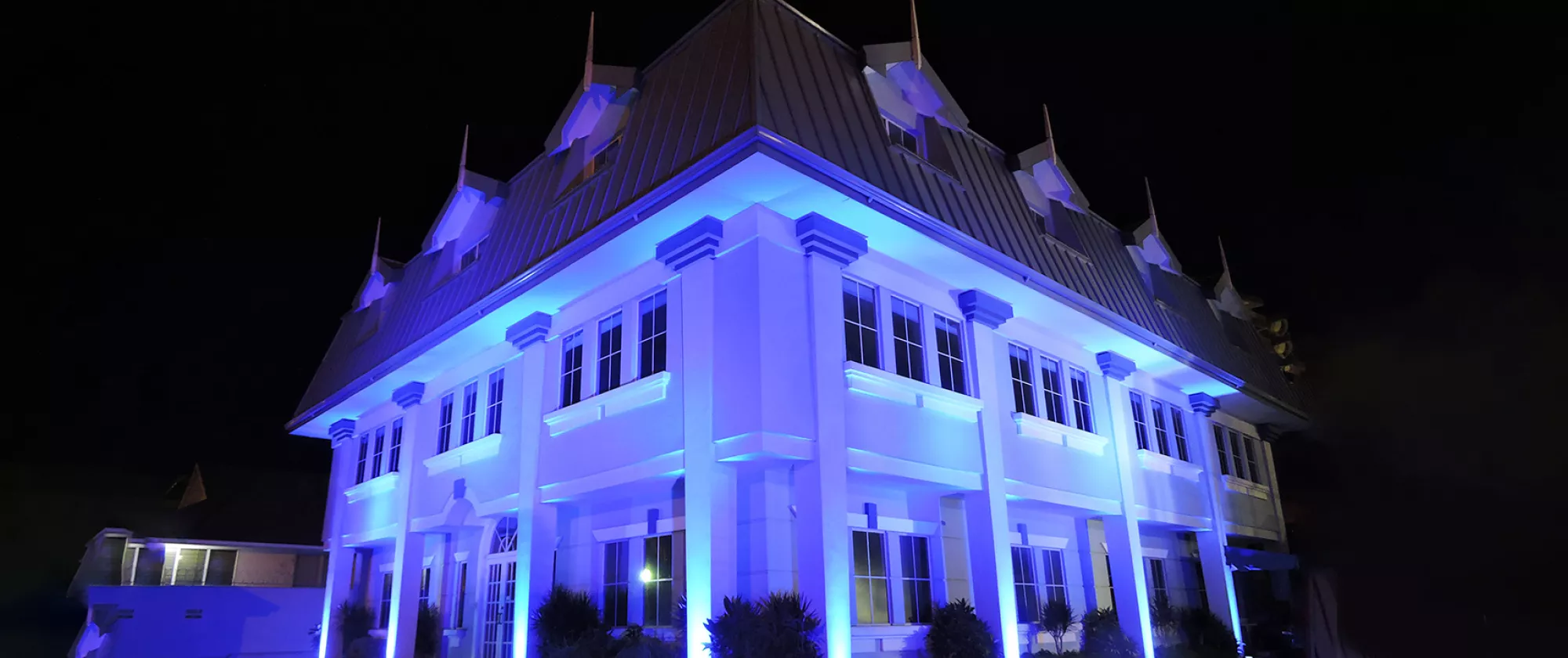 Side view of ILO Caribbean Office building turns blue to mark the 70th anniversary of the UN